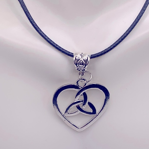 💜20%Off Bundles♥️NWT Celtic Knot Heart necklace 💜Hand Crafted  ♥️VD… - Picture 2 of 8